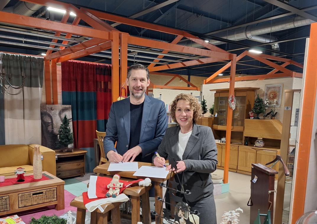 Giny Luth en Johan Hamster in kringloopwinkel die papier ondertekenen