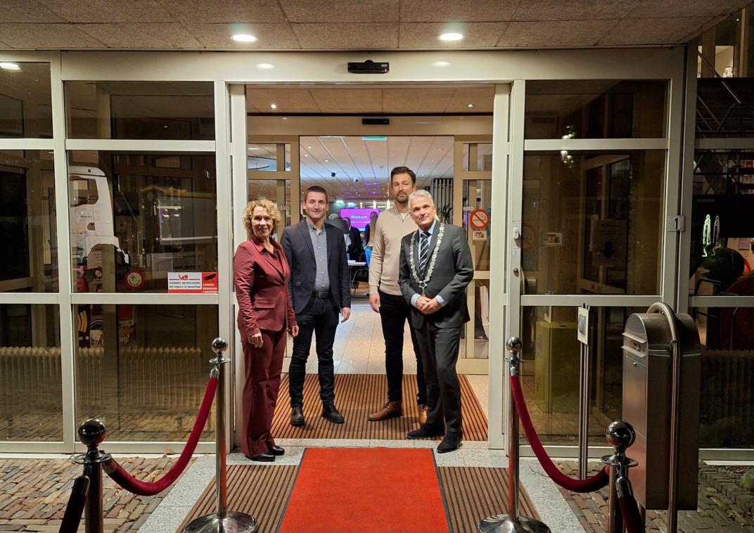 Rode loper naar voordeur gemeentehuis. bij de deur : burgemeester Velema, wethouders Potze, Luth en Kuper