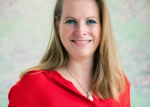 Babs Heleen, lang blond haar, rode blouse