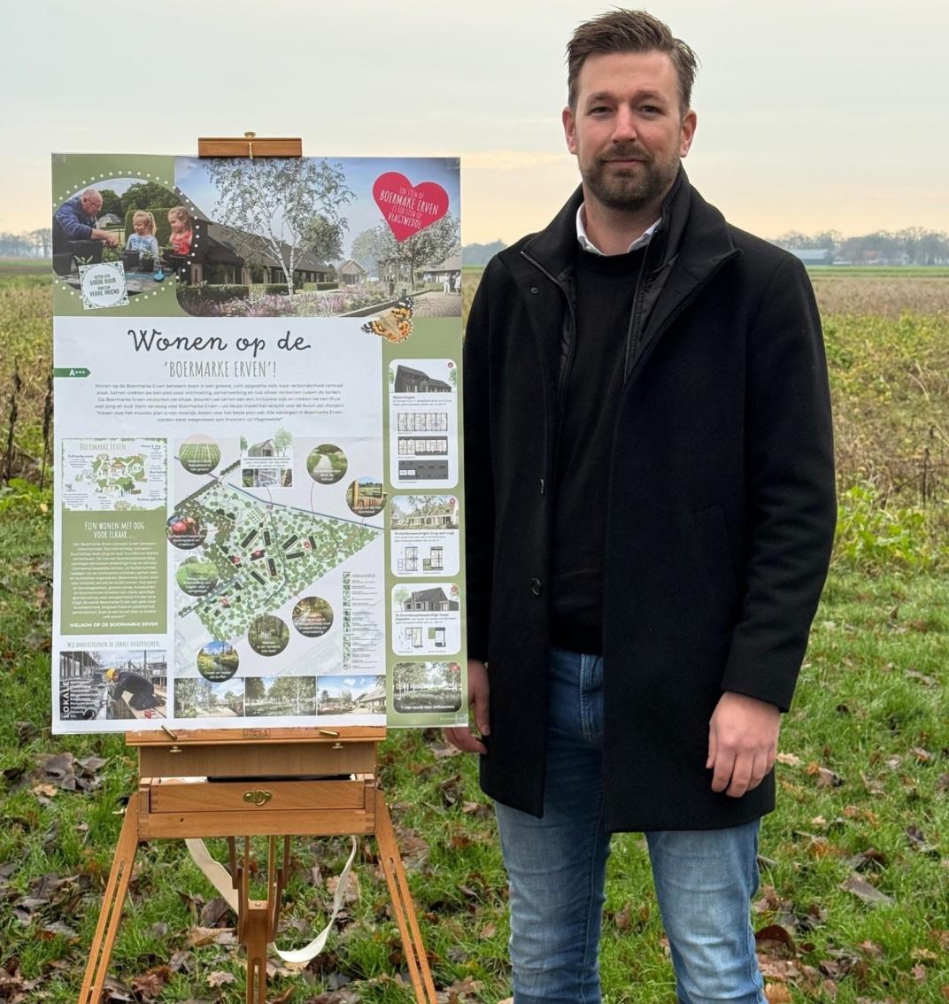 Wethouder Harm Jan Kuper naast het ontwerp