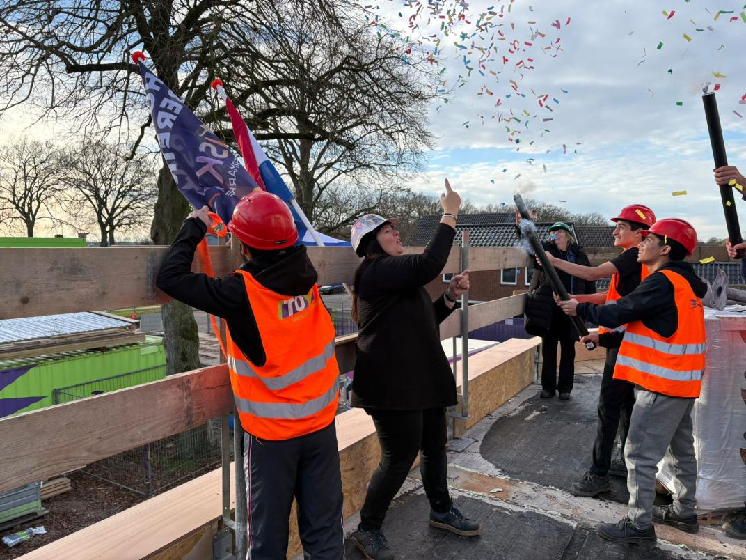 Vlag plaatsen op hoogste punt school