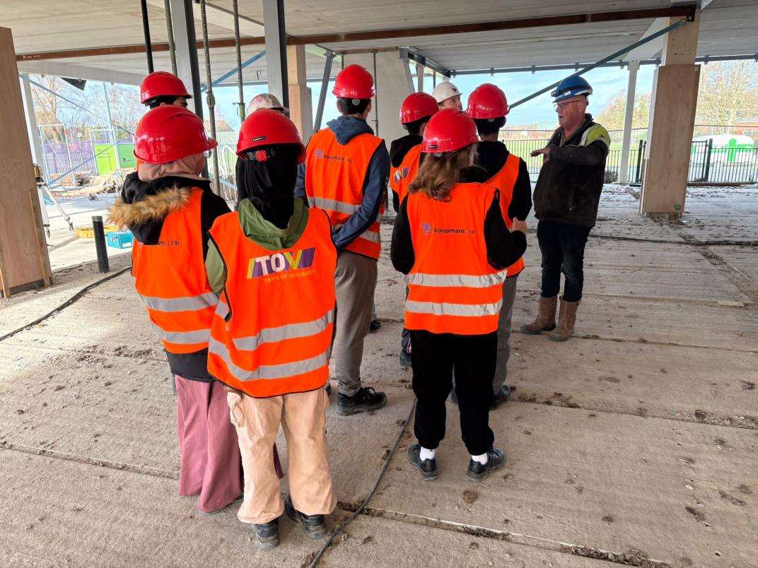 KInderen met helm op de bouw ISK